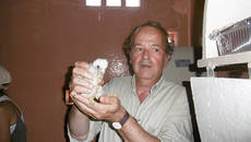 Miguel Aymerich, subdirector general de Medio Natural del Magrama, introduce un pollo de cernícalo primillar en un nidal de un primillar (foto: Grefa). Miguel Aymerich, subdirector general de Medio Natural del Magrama, introduce un pollo de cernícalo primillar en un nidal de un primillar (foto: Grefa).