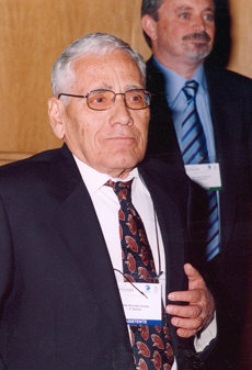 Ramón Sáez-Royuela, durante el XVII Congreso Español de Ornitología. Al fondo, Eduardo de Juana, autor de este artículo (foto: SEO/BirdLife).