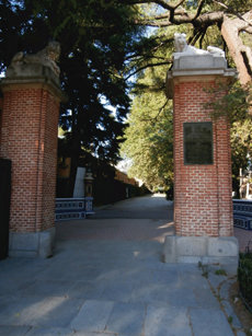 Antigua entrada a la Casa de Fieras, convertida hoy en los jardines del arquitecto Herrero Palacios (Parque del Retiro, Madrid). Los bajos de las dependencias que se vislumbran a la izquierda, destinadas actualmente a la Junta Municipal de Retiro, alojaban antaño las jaulas de los carnívoros (foto: Rafael Serra).
