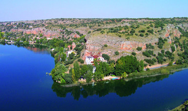 : Buena parte de la orilla de la laguna Sampedra (arriba) está ocupada por viviendas que entran en las zonas de protección y exclusión de los cauces públicos (foto: M. Velasco).