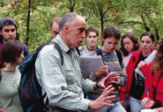 Pancho Purroy se dirige a sus alumnos durante una salida de campo (foto: Manuel A. González).