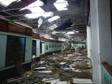 Estado en el que quedó una de las salas del Museo de Historia Natural Tomás Romay (BIOECO), en Santiago de Cuba, tras el paso del huracán Sandy. La pérdida de fondos de colecciones, informaciones y documentos todavía está por valorar, pero se teme lo peor en algunos casos (foto: Antonio Melic).