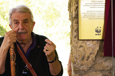 Carlos de Aguilera junto a una de las placas descubiertas en su honor en el Refugio de Rapaces de Montejo (foto: José Luis Armendáriz).