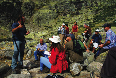Periodistas de APIA, personal del Organismo Autónomo Parques Nacionales (OAPN) y otros visitantes atienden a las explicaciones limnológicas junto a la Laguna Grande de Peñalara.