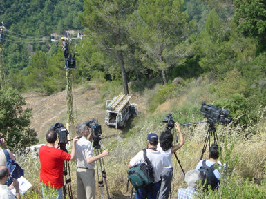 Corrección de un apoyo eléctrico en el Parc de Sant Llorenç del Munt, (Barcelona) donde se desarrolló un convenio de colaboración a tres partes para este tipo de medidas entre la Diputación de Barcelona, la Universidad de Barcelona y la compañía eléctrica Endesa (foto: Albert Tintó).