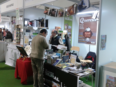 Caseta de Quercus en la Feria Internacional de Turismo Ornitológico (FIO) de Monfragüe (foto: J. A. Montero).