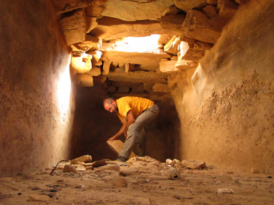 Luis García-Cardenete busca reptiles que hayan podido caer en el interior de un viejo aljibe del Anti-Atlas (Marruecos). Foto: Luis García-Cardenete.
