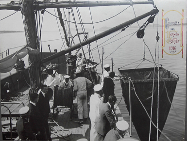 Inicio de un arrastre vertical a bordo del cañonero Hernán Cortés en la ría de Vigo, en 1916, en una de las primeras campañas oceanográficas del IEO (foto: Instituto Español de Oceanografía).