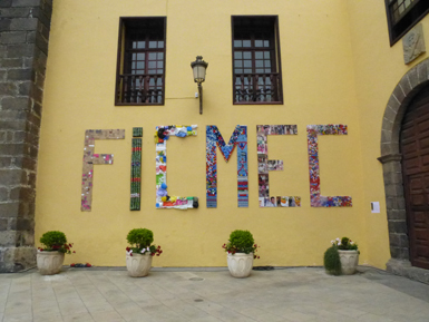 Siglas del Festival Internacional de Cine Medioambiental de Canarias realizadas con materiales reciclados por diversos colectivos de la localidad de Garachico (foto: Alicia Gómez).