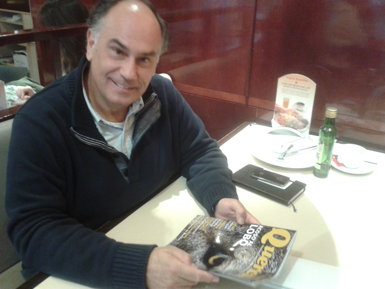 Joaquín Gutiérrez Acha, durante la entrevista, con un ejemplar de Quercus en las manos (foto: José Antonio Montero).