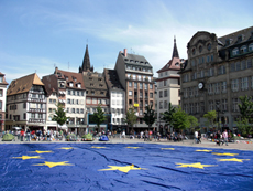 Bandera de Europa desplegada en Estrasburgo (Francia) durante el Día de Europa (9 de mayo) de 2009 (foto: Francois Schnell / Wikicommons).