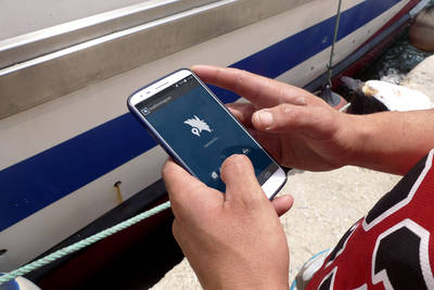 Teléfono móvil con la aplicación SeaBirdstagram ya instalada y lista para entrar en funcionamiento (foto: IMEDEA).

