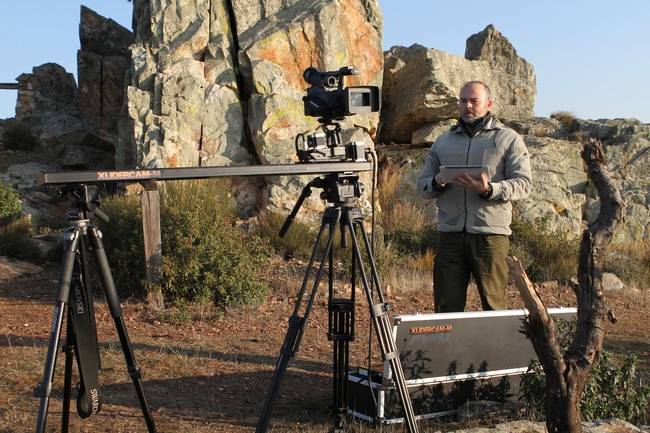 Arturo Menor, director de WildMed, durante un rodaje en exteriores.