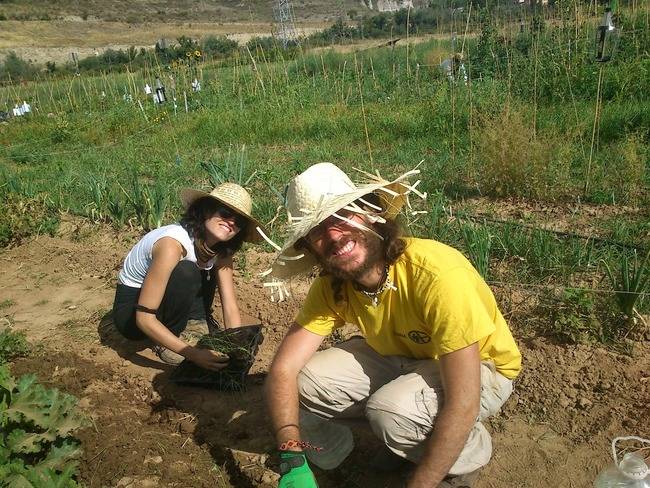 Dos hortelanos trabajan en un huerto tutelado de Rivas Vaciamadrid, dentro del proyecto Huertos Compartidos (foto: Santi Cuerda).