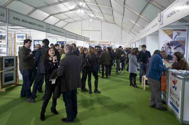 Carpas con expositores de la Feria Internacional de Turismo Ornitológico (FIO), en el Parque Nacional de Monfragüe.