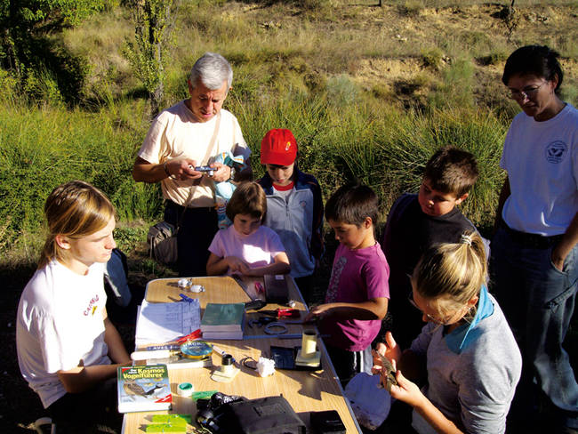 Unos niños de Nerpio (Albacete) participan en un taller de anillamiento científico del proyecto 'Alas para Nerpio' (foto: Sergi O. Pinedo).