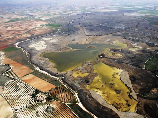 Vista general de la laguna de El Taray. En la parte superior puede observarse el curso sinuoso del río Riansares, que desemboca en la laguna (foto: S.A.F. Juan I. Rozas).
