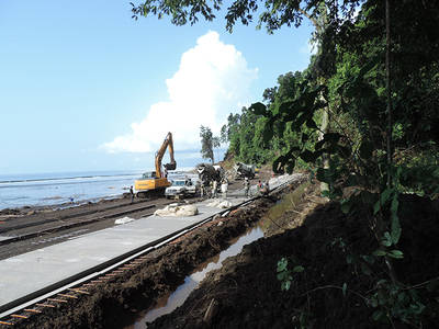 Obras de la carretera de acceso a la costa sur de la isla de Bioko, a través de la Reserva Científica de la Gran Caldera de Luba (foto: Melanie Croce).