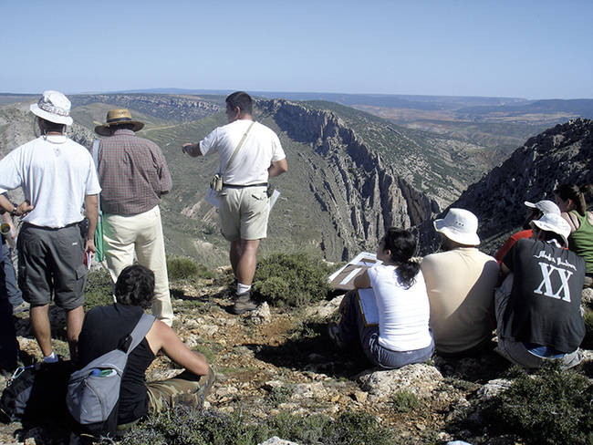 Participantes en un curso de geología práctica de la Universidad de Verano de Teruel (foto: José Luis Simón).