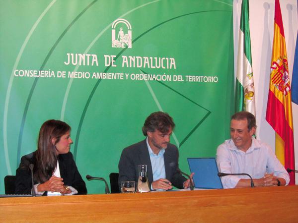José Fiscal, consejero de Medio Ambiente de Andalucía, en el centro, firma el manifiesto de Jerez de la Frontera a favor del lobo ibérico.