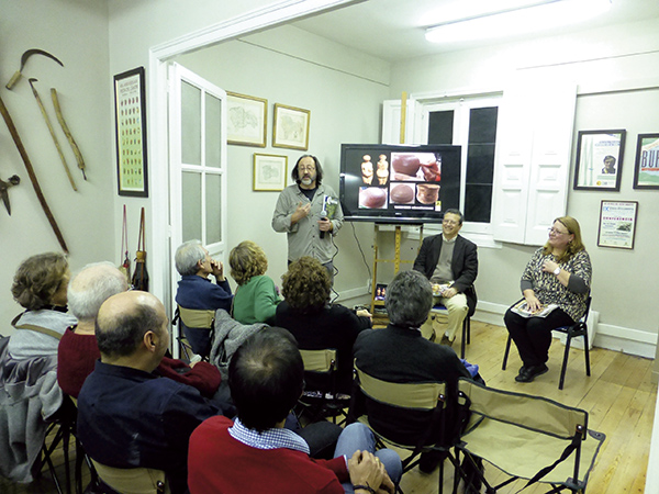 Presentando Quercus 359 en el Gabinete de Historia Natural. (foto: María Luisa Fernández del Castillo).