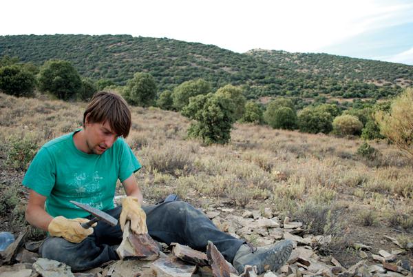 Samuel Zamora buscando fósiles del Cámbrico en el yacimiento de Purujosa (Zaragoza). Foto: Diana Ramón.