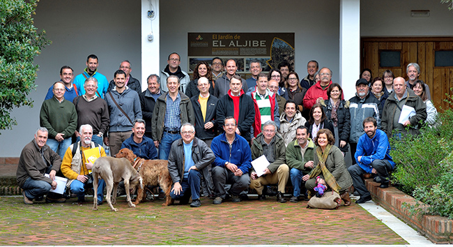 Foto de grupo de miembros de la SGHN asistentes al encuentro de Alcalá de los Gazules (Cádiz).