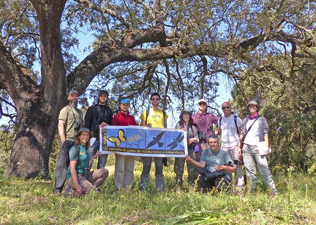 Integrantes del primer curso de guías de ecoturismo Quercus y ‘al-Natural’, bajo una encina centenaria en la orla forestal de Doñana, durante las prácticas.