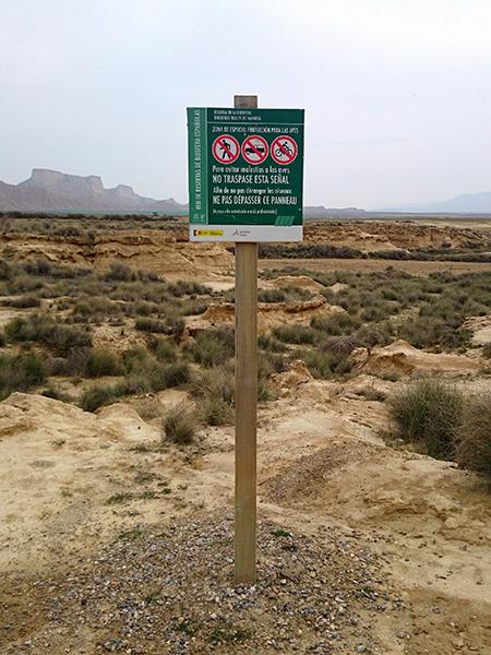 Cartel temporal de restricción de acceso a una zona de las Bardenas Reales (foto: José María de la Peña).