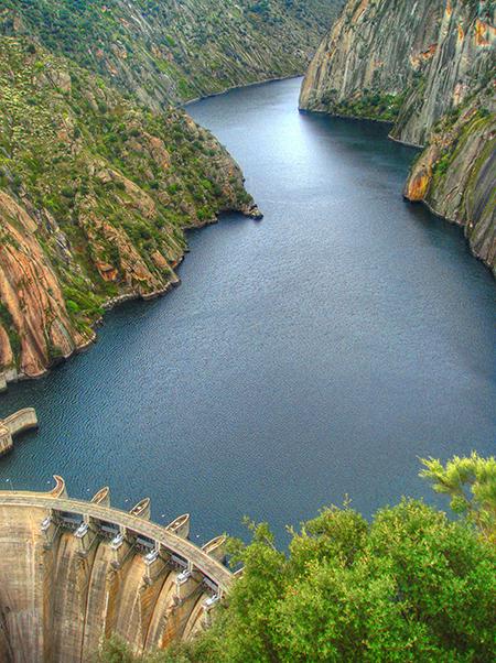 Presa de Aldeadávila, en los Arribes del Duero (foto: CGRM / Wikicommons).