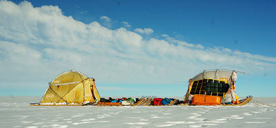 El Trineo del Viento, con sus doce metros de longitud, en un punto del recorrido por el interior de Groenlandia.