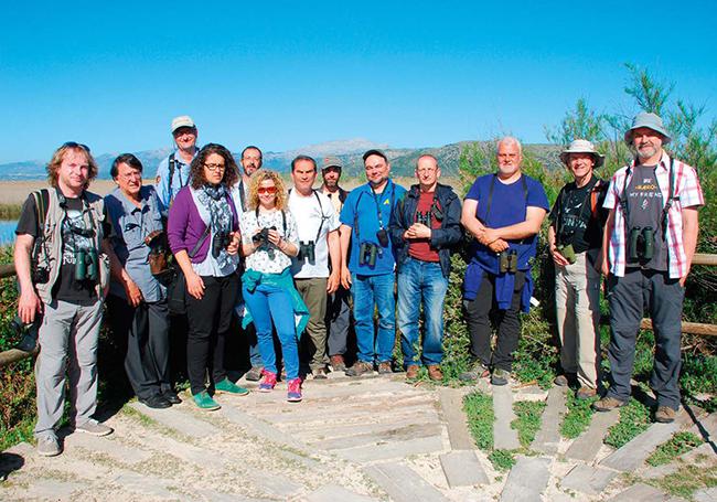 El grupo de ornitólogos reunidos por el Ayuntamiento de Alcudia. De izquierda a derecha: Gorka Gorospe, Joaquín Araújo, Hans-Goran Karlsson, Marta Fiol, Maties Rebassa, Alessia Comis, Josep Manchado, José Guerra, Ricard Gutiérrez, Michael O’Clery, Sergi Sales, Miquel Rafa y Antonio Sandoval (foto: Ricard Gutiérrez).