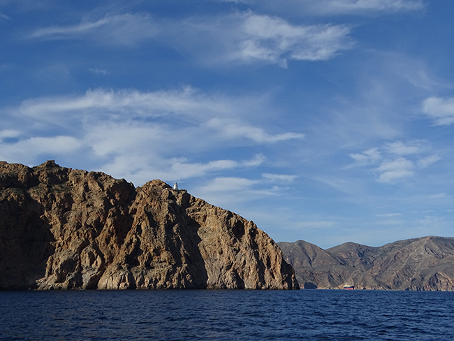 Acantilados de Cabo Tiñoso. En primer término se aprecia la zona de mayor protección en la nueva reserva marina y al fondo la costa que ha quedado fuera de esta área protegida (foto: Pedro García /Anse).