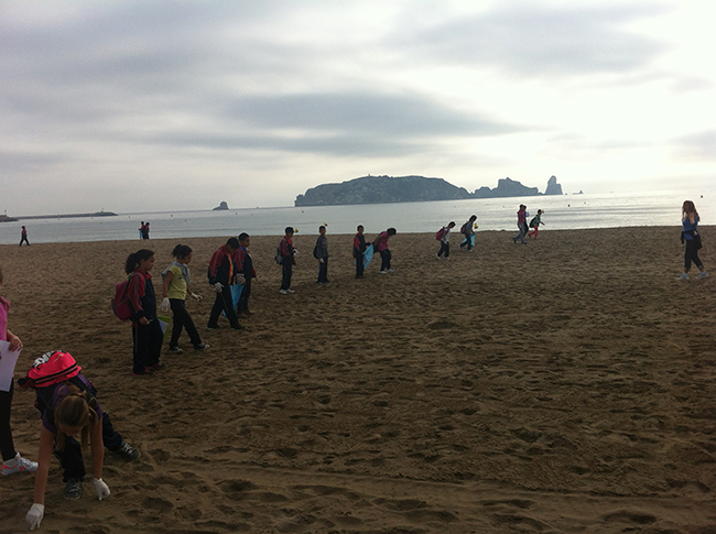 Varios niños recorren una playa en busca de basuras marinas (foto: Jordi Sánchez / Submon).