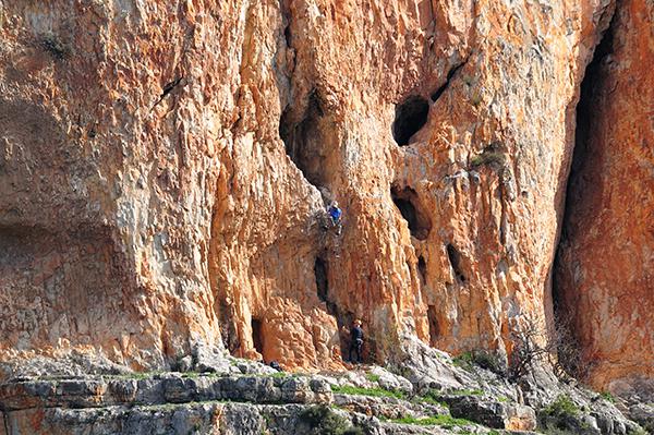 Escaladores en una zona de nidificación en Navarra de rapaces rupícolas (foto: David Serrano).