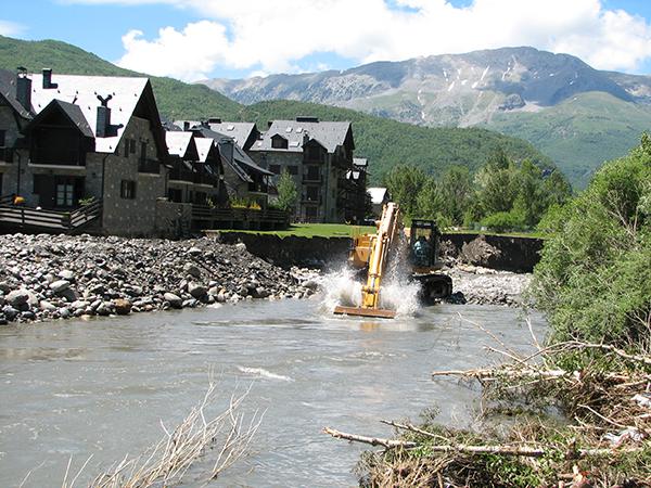 Obras de emergencia en el río Ésera después de la crecida de junio de 2013, a la altura de la urbanización Linsoles, en Benasque (Huesca),
construida en plena zona inundable (foto:
Daniel Mora).