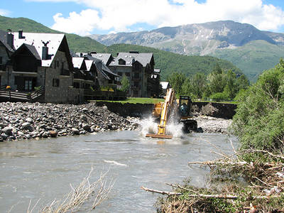 Obras de emergencia en el río Ésera después de la crecida de junio de 2013, a la altura de la urbanización Linsoles, en Benasque (Huesca),
construida en plena zona inundable (foto:
Daniel Mora).