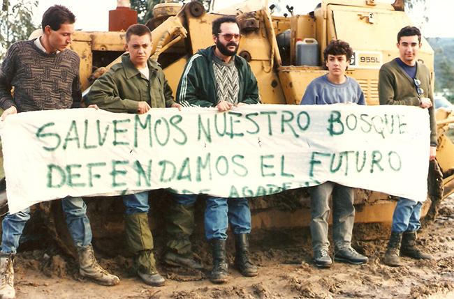 Acción realizada por Agaden en los años ochenta contra la destrucción forestal en la provincia de Cádiz (foto: Agaden).