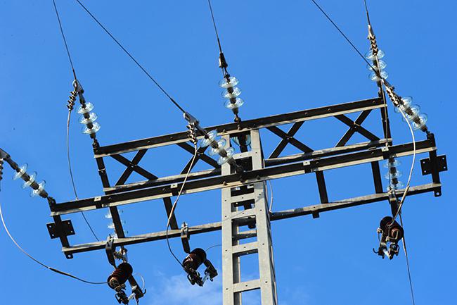 Apoyo de diseño muy peligroso para las aves, en un tendido eléctrico del término municipal de Barrax (Albacete). Foto: SAO.