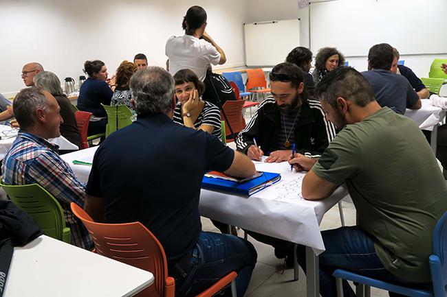 Varios grupos de trabajo debaten en la reunión de ganaderos convocada por Ecologistas en Acción en Valladolid (foto: Ecologistas en Acción).