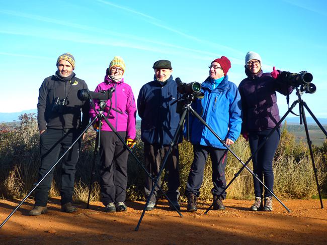 Santiago Ibáñez (tercero por la izquierda), agraciado con el viaje lobero de Quercus a la Sierra de la Culebra (Zamora), junto con otros participantes en la actividad (foto: Llobu).
