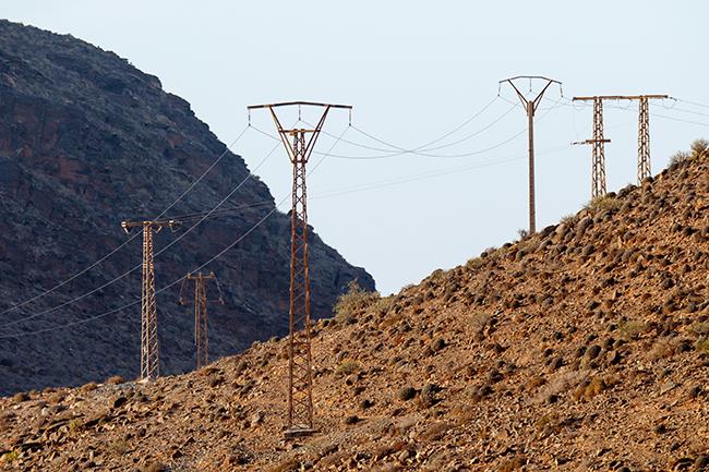 Gran concentración de apoyos de tendidos en una zona frecuentada por rapaces del suroeste de Marruecos (foto: Daniel Burón).