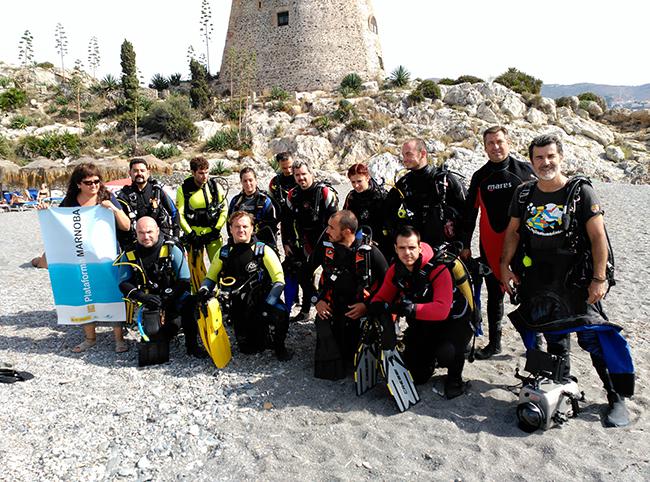 Un grupo de buceadores colaboradores de la Plataforma Manorba, a punto de iniciar una jornada de limpieza de fondos marinos (foto: Asociación Vertidos Cero).