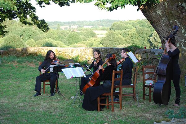 Dos momentos de pasadas ediciones del festival de música de cámara Festiulloa, que se celebra cada verano en A Ulloa (Lugo). Fotos: Sandra Goded.

