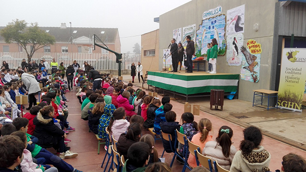Entrega de premios del concurso entre colegios andaluces para dar nombre común al branquiópodo Linderiella baetica (foto: José Manuel Amarillo y Carlos Manuel García).

