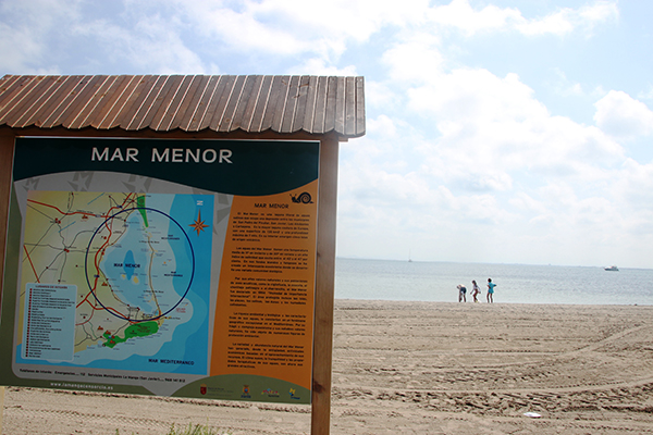 Panorámica de la laguna del Mar Menor, con un mapa en primer plano de este espacio natural. (foto: Fanny S Forsdik / Wikicommons).

