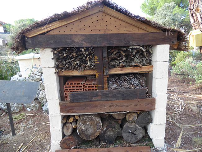 Insectario u “hotel de insectos” construido en el hospital de fauna de Grefa, en Majadahonda (Madrid). Foto: Grefa.

