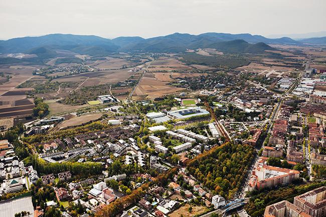 Panorámica de Vitoria, donde se aprecian los pasillos verdes urbanos que conectan la ciudad con las zonas verdes periurbanas y el entorno rural (foto: Quintas Fotógrafos para el Centro de Estudios Ambientales del Ayuntamiento de Vitoria).

