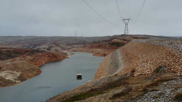 Panorámica de la presa del río Villafría, en el alto Valdavia, al norte de la provincia de Palencia
(foto: Ríos con Vida).

