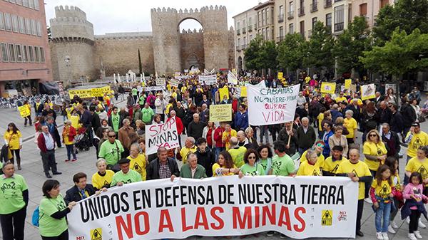 Manifestación en Ávila celebrada el 13 de mayo de 2017 contra los proyectos mineros (foto: Vicente García).

